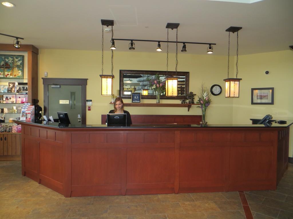 Hotel St-Bernard Saint-Bernard-de-Lacolle Eksteriør bilde