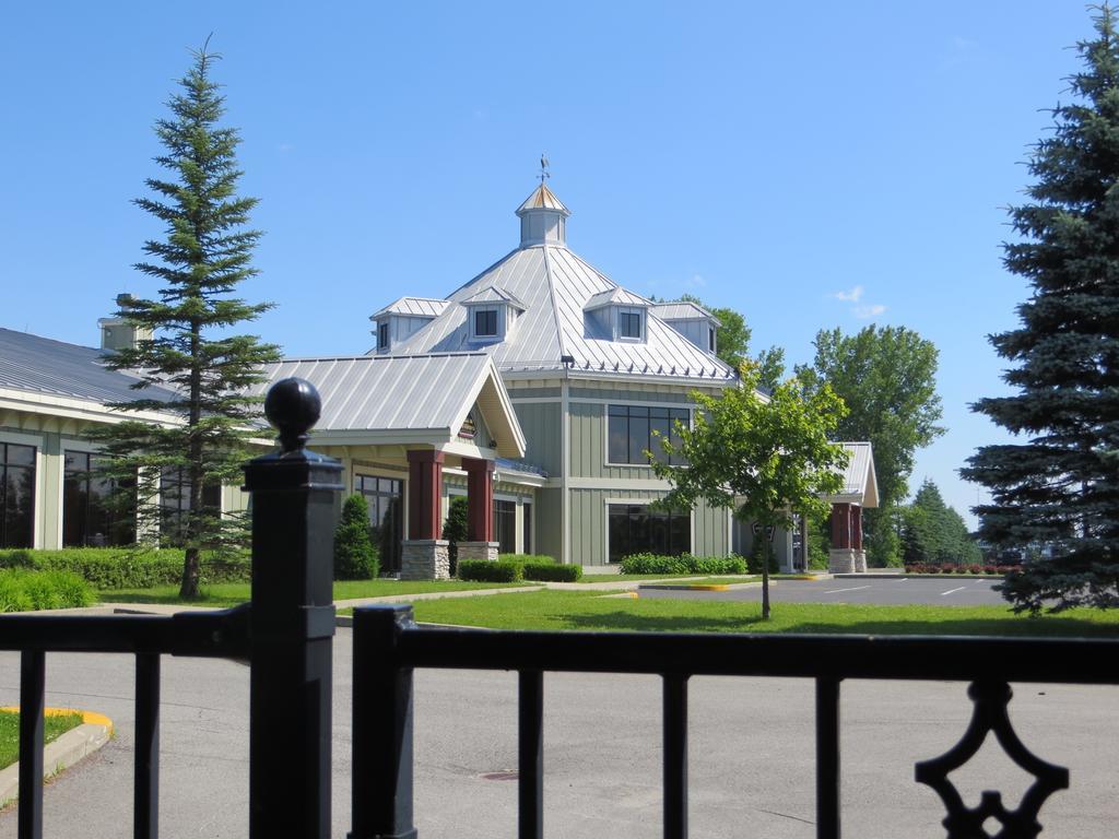 Hotel St-Bernard Saint-Bernard-de-Lacolle Eksteriør bilde