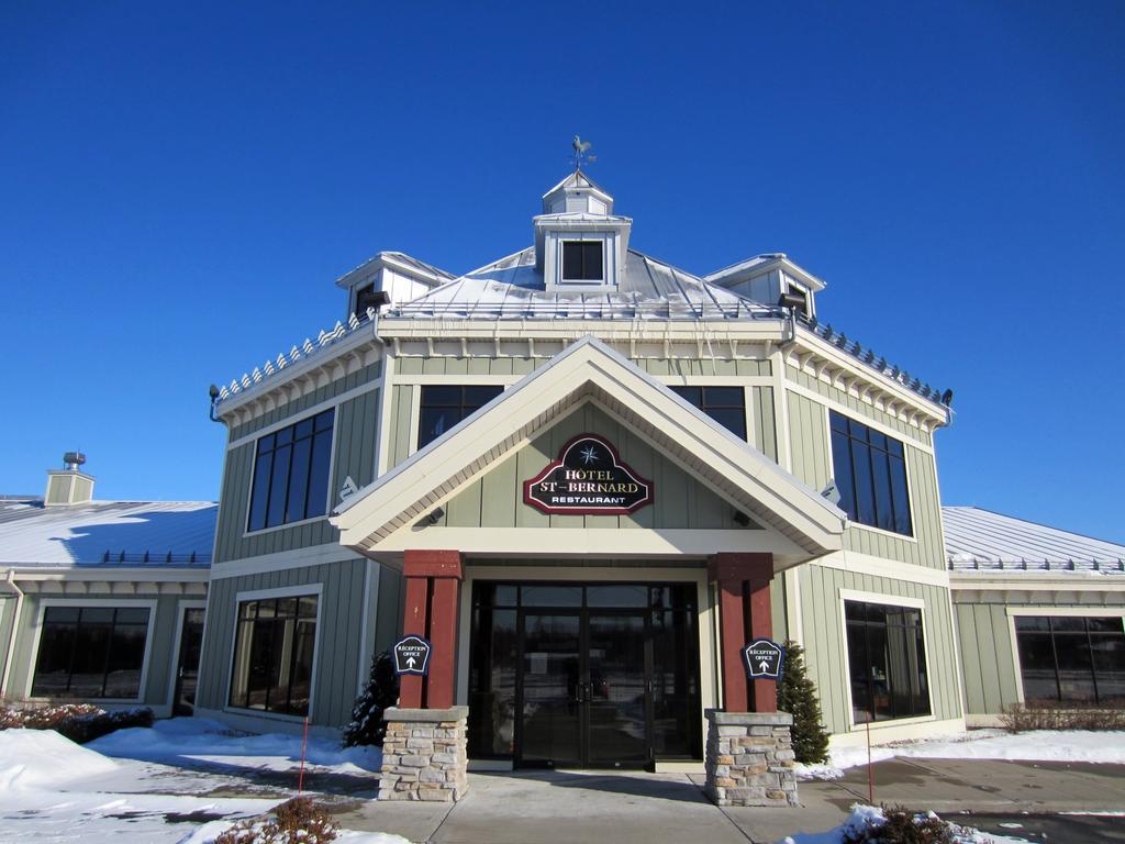 Hotel St-Bernard Saint-Bernard-de-Lacolle Eksteriør bilde